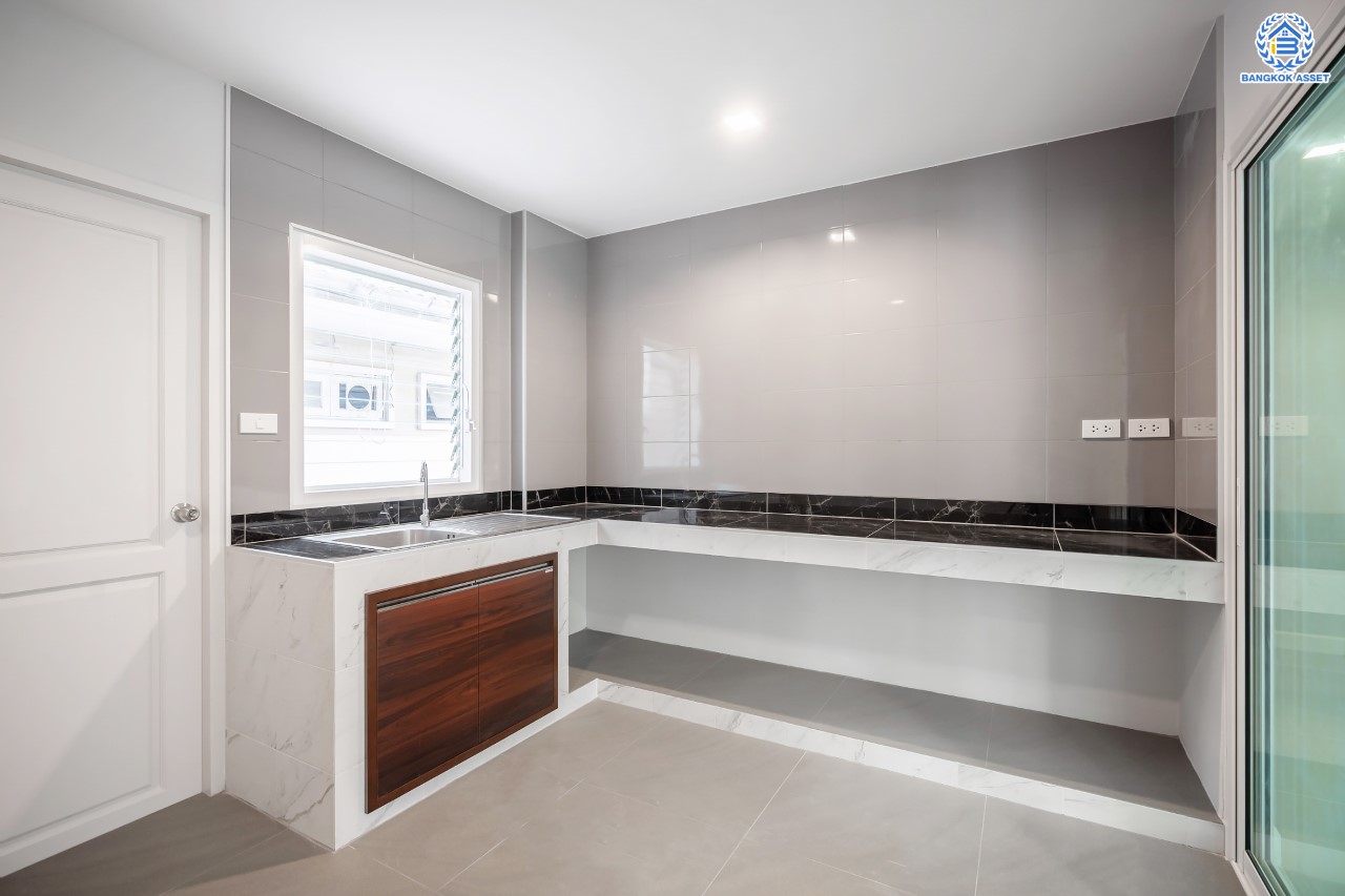 บ้านมือสองตกแต่งใหม่ ม.ธนทอง เอลลิแกนท์โฮม บางบอน4 รองรับทุกความสุข เนื้อที่ 118.1 ตร.ว. ฟังก์ชัน 5 ห้องนอน 5 ห้องน้ำ 1 ห้องแม่บ้าน จอดรถได้ 2 คัน พร้อม Living Area กว้างขวาง บนทำเลใกล้ทางด่วนเพชรเกษม, The Mall บางแค เชื่อมต่อ ถ.พุทธมณฑลสาย4 และ ถ.กาญจนาฯ